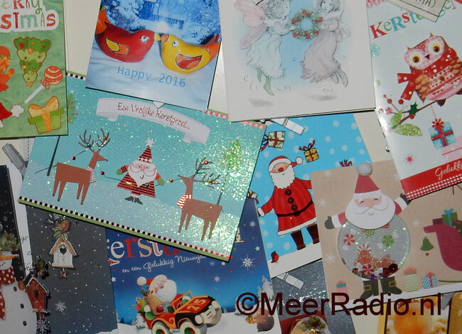 Vrachtwagen met kerstkaarten in greppel op Fokkerweg