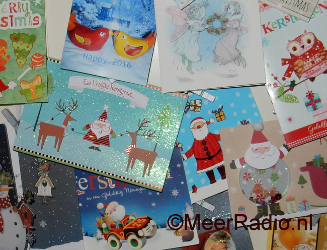 Vrachtwagen met kerstkaarten in greppel op Fokkerweg