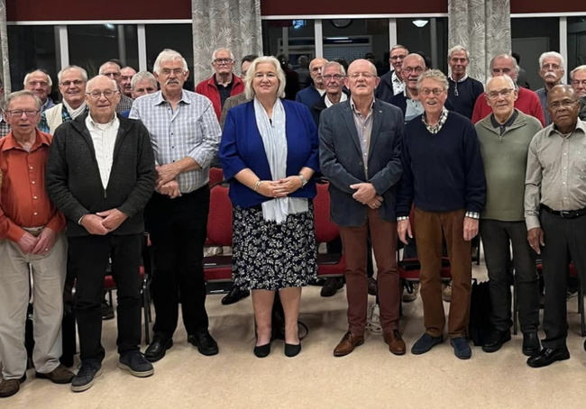 Burgemeester op bezoek bij Mannenkoor Zang en Vriendschap