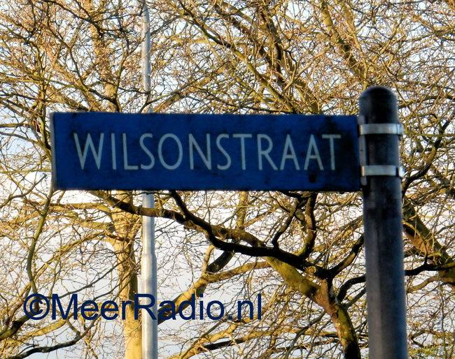 Hoofddorper met geweld van fiets beroofd