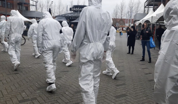 Mysterieuze Witte Pakken Mars in Nieuw-Vennep