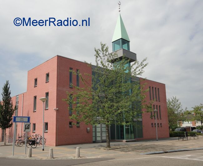 Rozen voor bezoekers moskee Hoofddorp