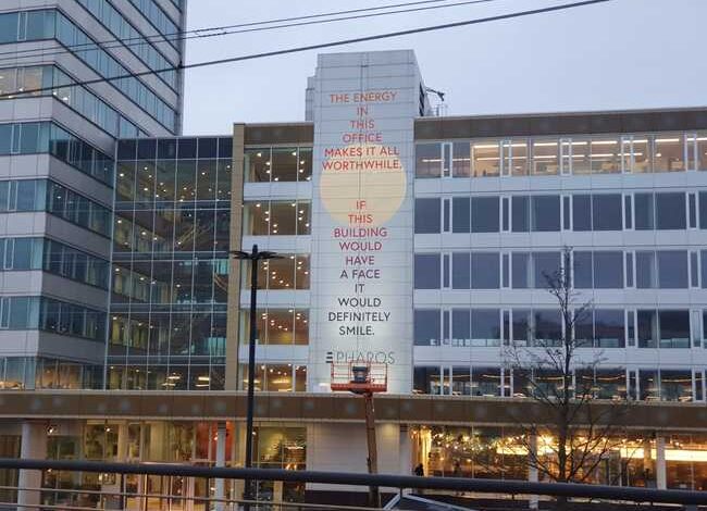Groot gedicht aan gevel van Pharos