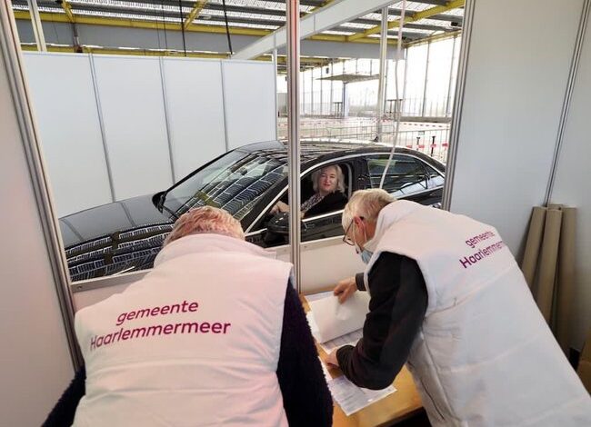 Burgemeester stemt in stemstraat in Vijfhuizen