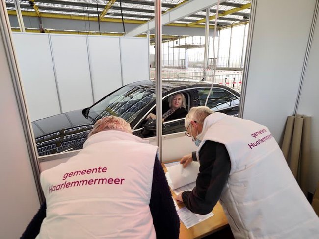 Burgemeester stemt in stemstraat in Vijfhuizen