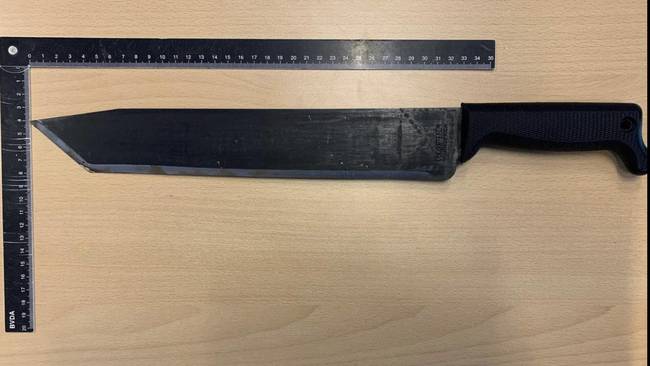 Jongen aangehouden op Schiphol met kapmes