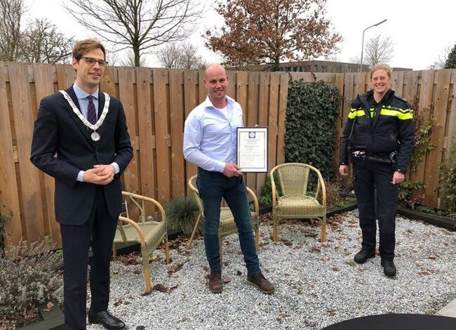 Locoburgemeester reikt eervolle onderscheiding uit