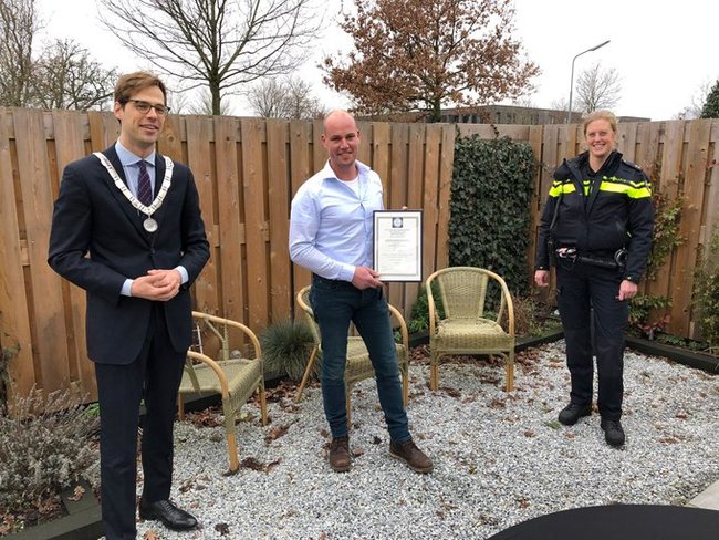 Locoburgemeester reikt eervolle onderscheiding uit