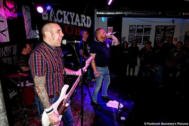 Eerste “seated punkconcert” in Duycker