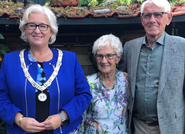 Burgemeester bezoekt diamanten echtpaar