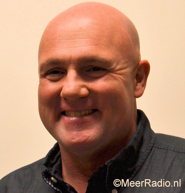 André Kuipers geeft Nederlandse vlag aan Rijksmuseum