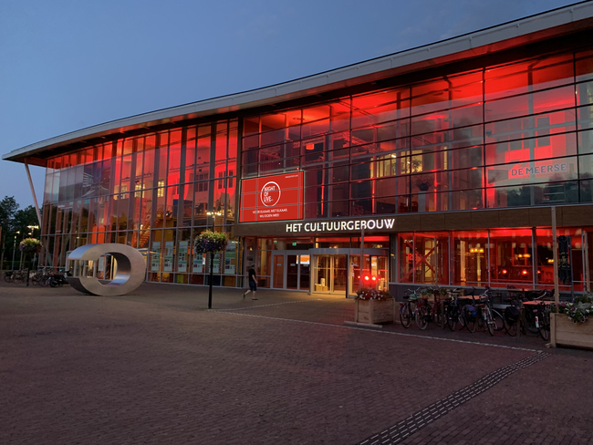 Cultuurgebouw en Eventim kleuren rood