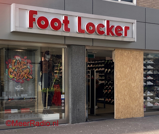 Ramkraak in schoenenwinkel