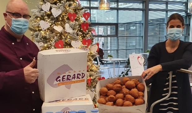 Hoofddorpse bakker trakteert ziekenhuis op oliebollen