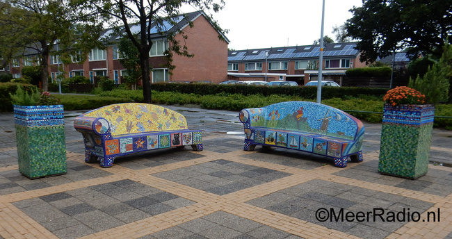 Wethouder onthult gerenoveerde bankjes