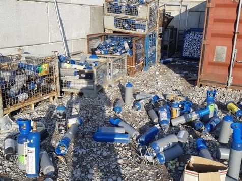 Tientallen lachgastanks aangetroffen in Nieuw-Vennep