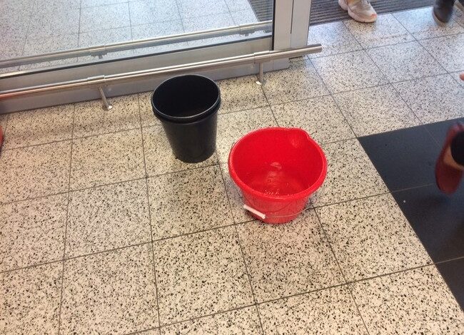 Wateroverlast woningen in winkelcentrum