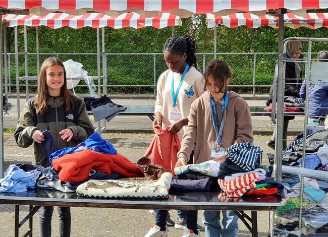 Scholieren dragen steentje bij aan kledingrecycling