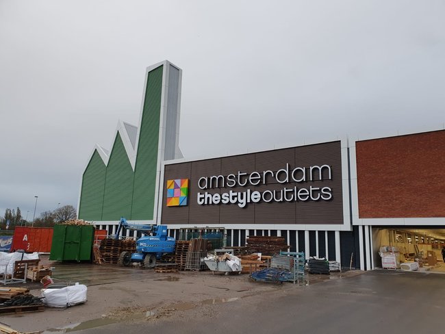 Ravage na plofkraak bij outletcentrum Halfweg