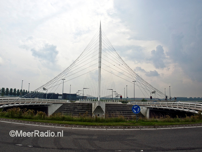 Voertuig gekanteld op brug in Hoofddorp
