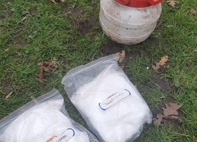 Ton met poeder voor ‘mannenprobleem’ in tuin gevonden