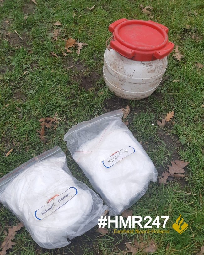 Ton met poeder voor ‘mannenprobleem’ in tuin gevonden