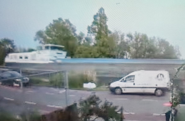 Vrachtschip vaart snel door Ringvaart