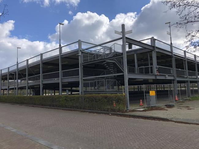 Start demonteren parkeergarage naast raadhuis