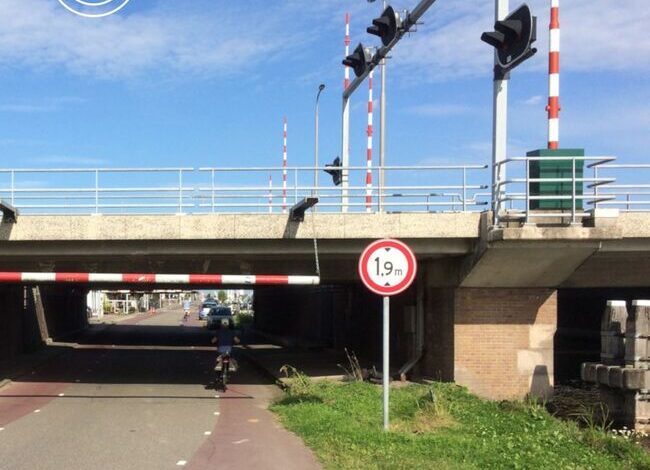 Botsing tussen twee auto’s op de Leimuiderbrug