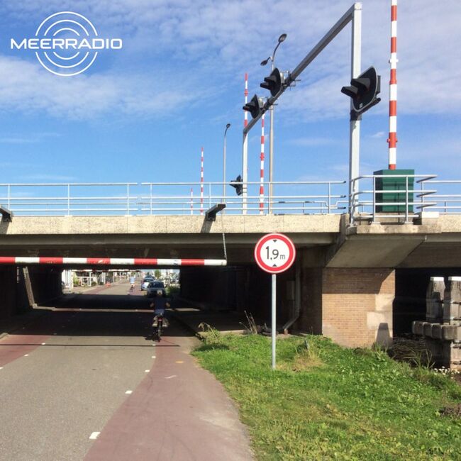 Botsing tussen twee auto’s op de Leimuiderbrug