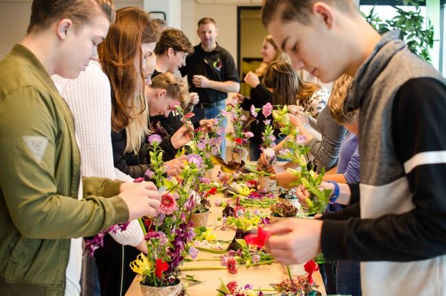 Middelbare scholieren bezoeken de lokale tuinbouwers