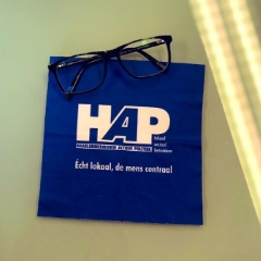 Hap deelt gratis brillendoekjes uit