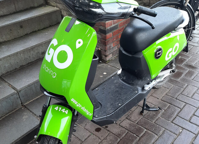 De stekker gaat uit de groene deelscooter in Hoofddorp