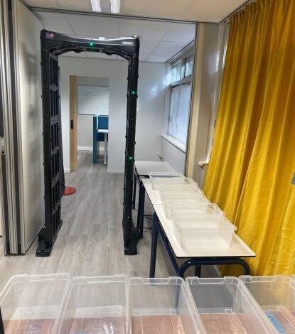 Altra College scoort met detectiepoortje