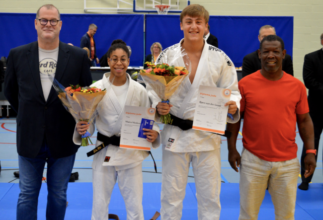 Maira Medema ontvangt zwarte band