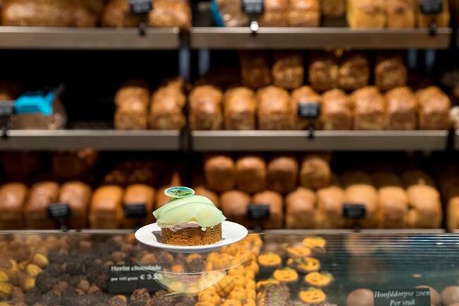 Bakkerij Gorthuis viert jubileum met symbolisch gebakje