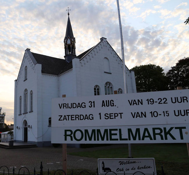 Rommelmarkt in Nieuw-Vennepse kerk