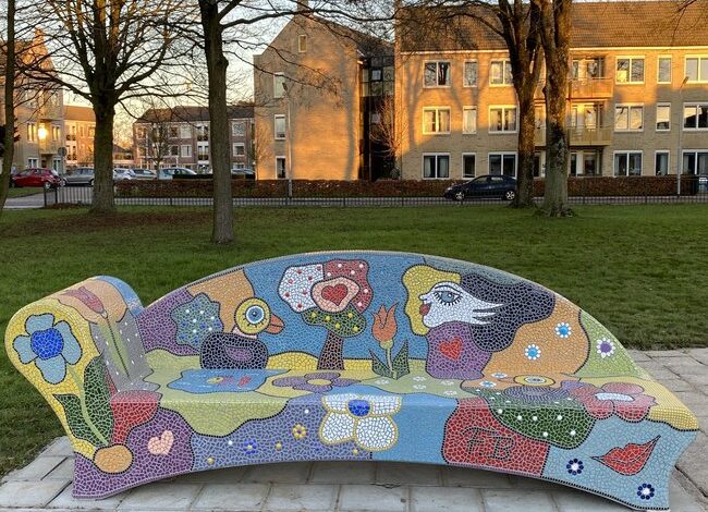 Kunstzinnige bank onthuld in Hoofddorp