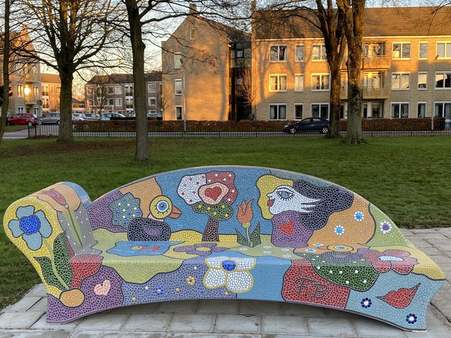 Kunstzinnige bank onthuld in Hoofddorp