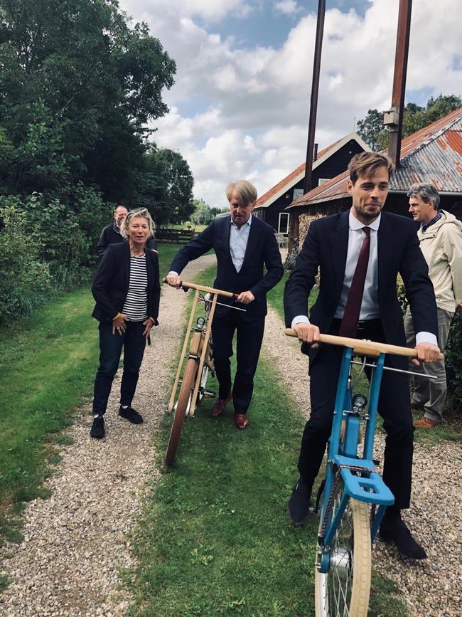 Schipholdirecteur Benschop fietst door Rijsenhout
