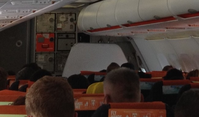 Lastige passagier aan stoel vastgetapet