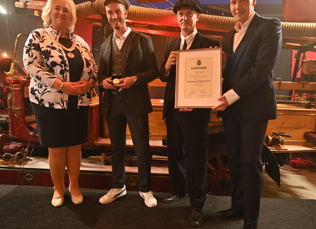 Burgemeester bij 100-jarige brandweervereniging Halfweg