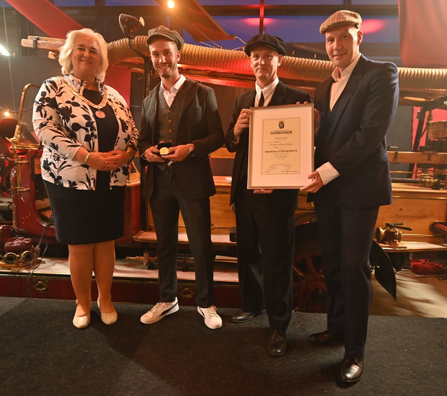 Burgemeester bij 100-jarige brandweervereniging Halfweg