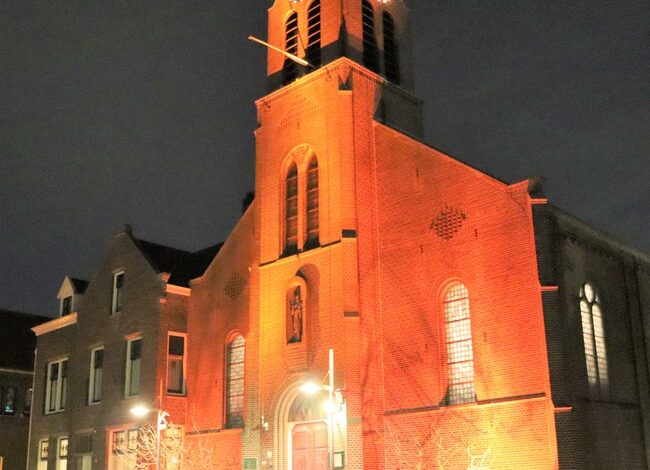 Joannes de Doperkerk kleurt rood