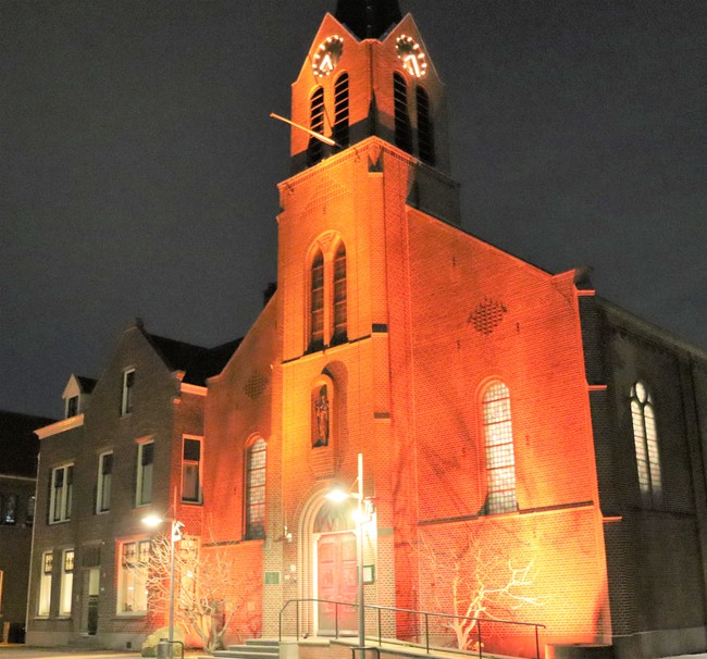 Joannes de Doperkerk kleurt rood