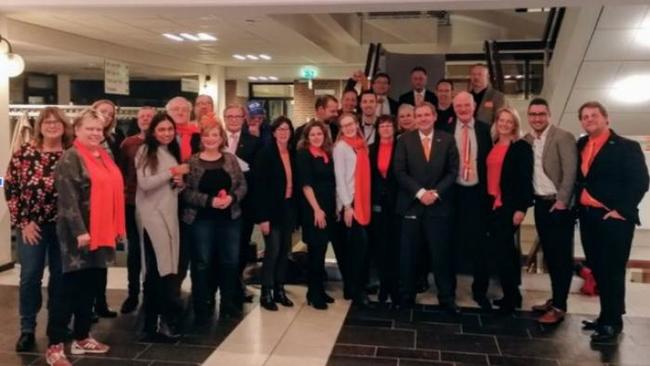 Raadsleden in oranje tegen vrouwenmishandeling