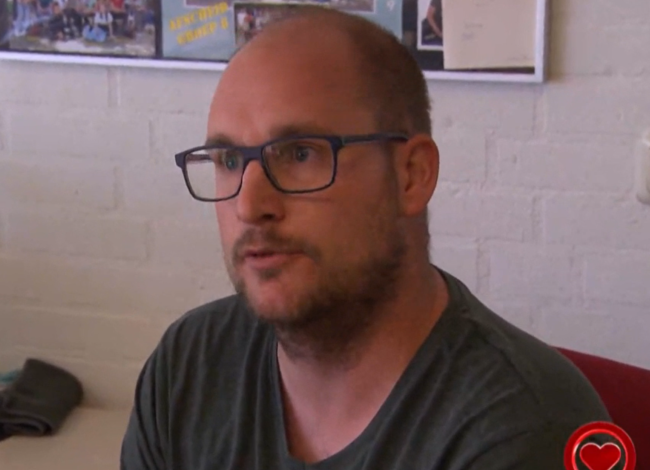 Meester Roel wordt bedankt voor rol in uitvaart Moira