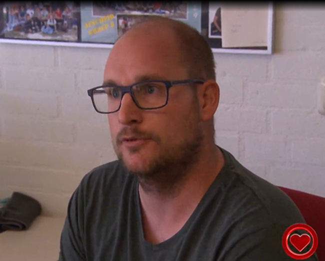 Meester Roel wordt bedankt voor rol in uitvaart Moira