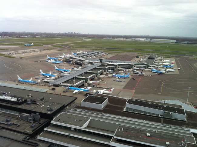 Marechaussee Schiphol arresteert Roemeen