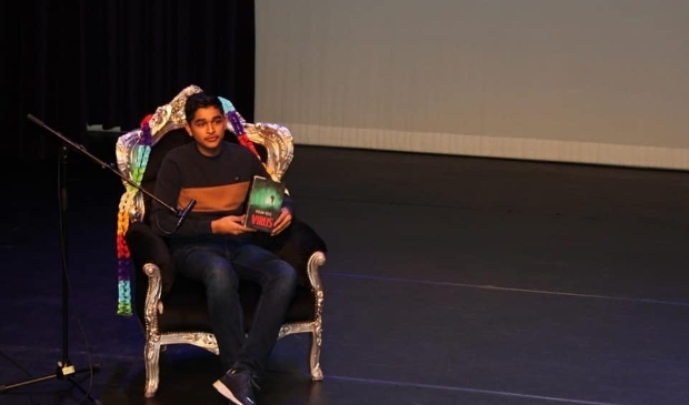 Eshaan is voorleeskampioen van brugklassen Haarlemmermeer